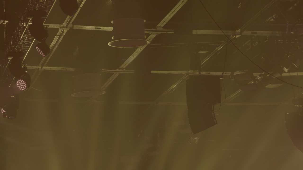 equipamiento de iluminación y sonido del escenario