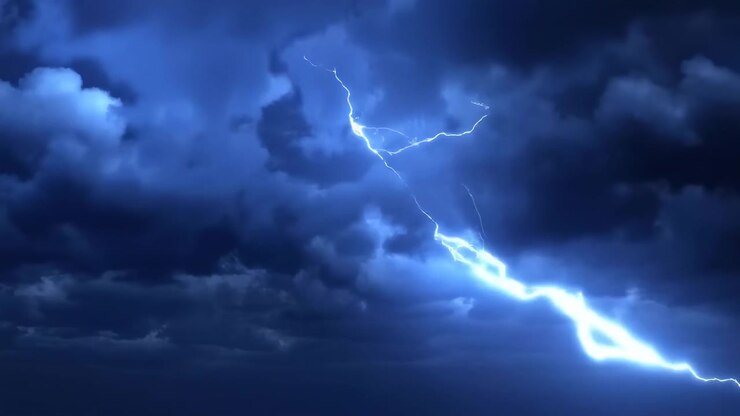 Nuvole temporalesche scure con fulmini che illuminano il cielo notturno, fulmine a zig-zag che squarcia cumulonembi turbolenti