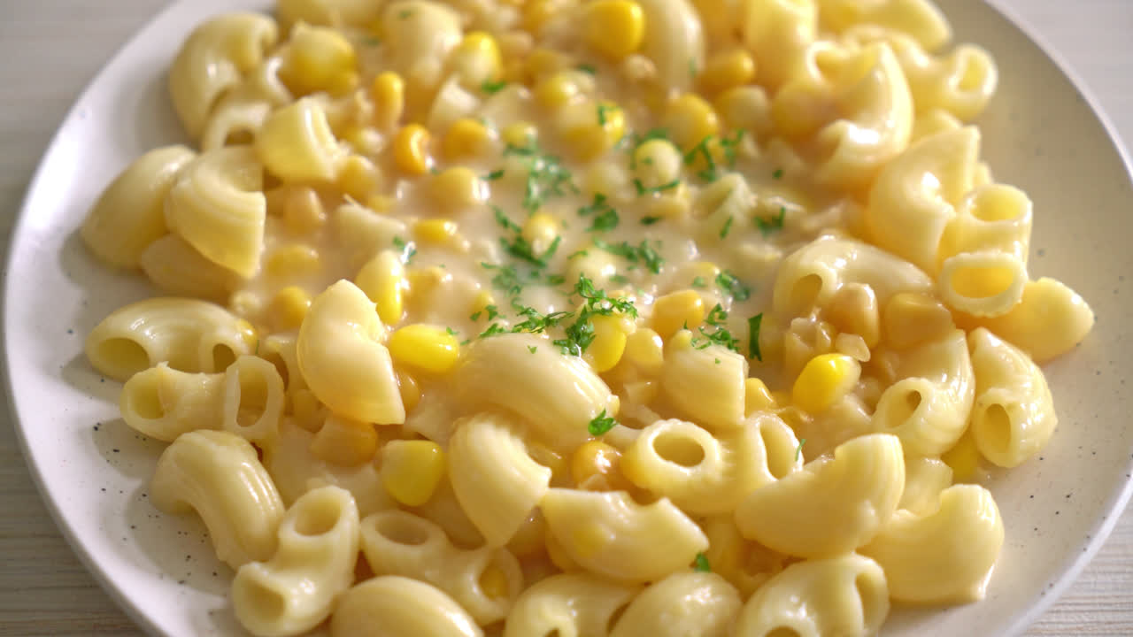 접시에 크림 옥수수 치즈를 곁들인 마카로니
