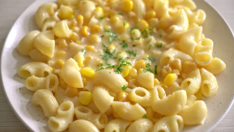 macarrones con queso cremoso de maíz en un plato