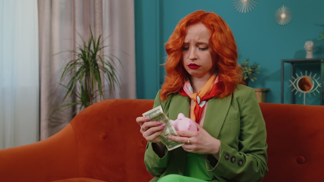 бедная рыжая девушка с кошельком и долларовой банкнотой, финансовый кризис, банкротство, бедность
