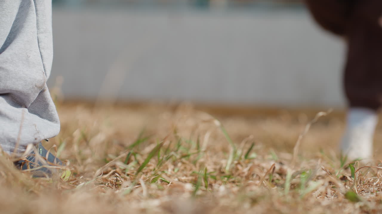 울퉁불퉁한 표면에서 민첩성을 향상시키기 위한 운동, 고르지 못한 표면에서 균형 잡기 연습, 까다로운 표면에서 특화된 풋워크 루틴을 통해 조정력과 균형 감각을 개발하는 거예요.