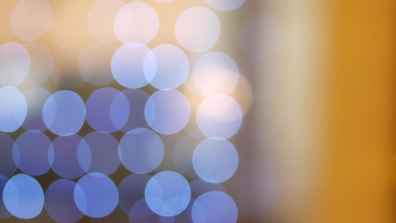 보케에서 추상적인 크리스마스 배경에 인식할 수 없는 사람들의 실루