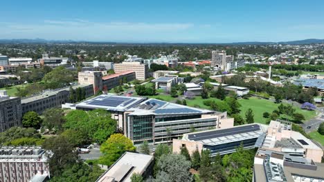 toma de drone de la universidad de queensland uq st lucia, drone orbitando la gran corte de uq y el edificio forgan smith