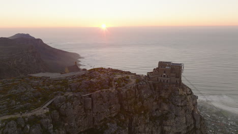 Aerial-panoramic-shot-of-famous-tourist-attraction-at-sunset.-Backwards-reveal-of-flat-top-of-Table-Mountain.-Cape-Town,-South-Africa