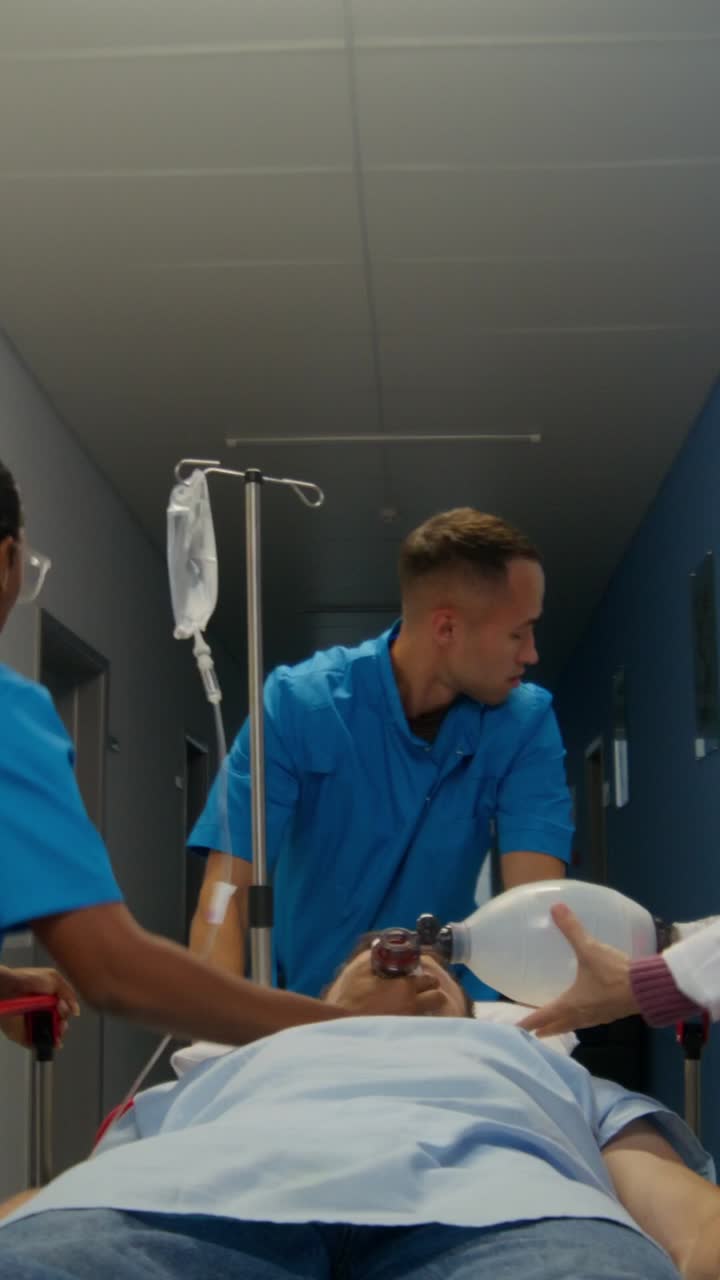 Atendimento de Emergência Médica em Corredor de Hospital