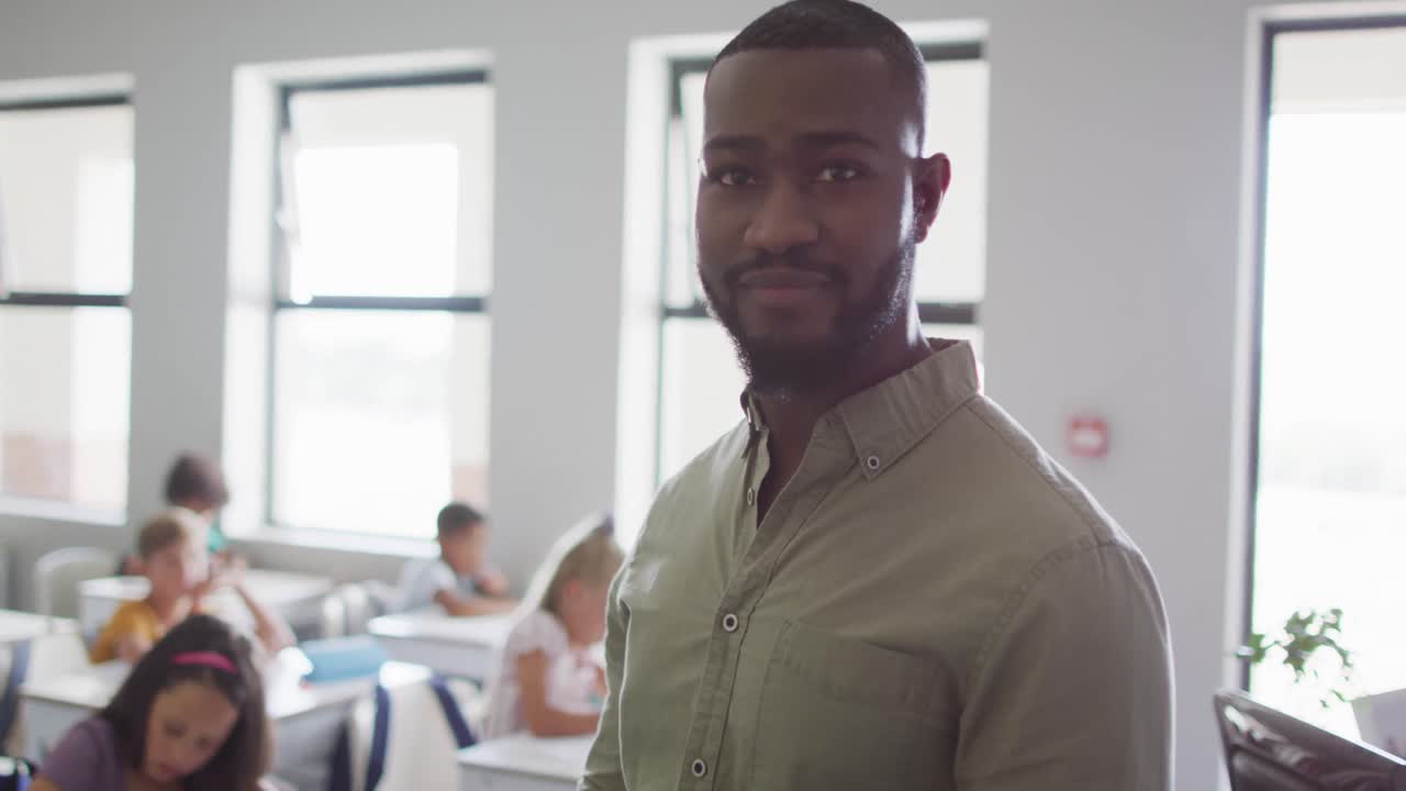video de un feliz maestro afroamericano con una clase de alumnos diversos