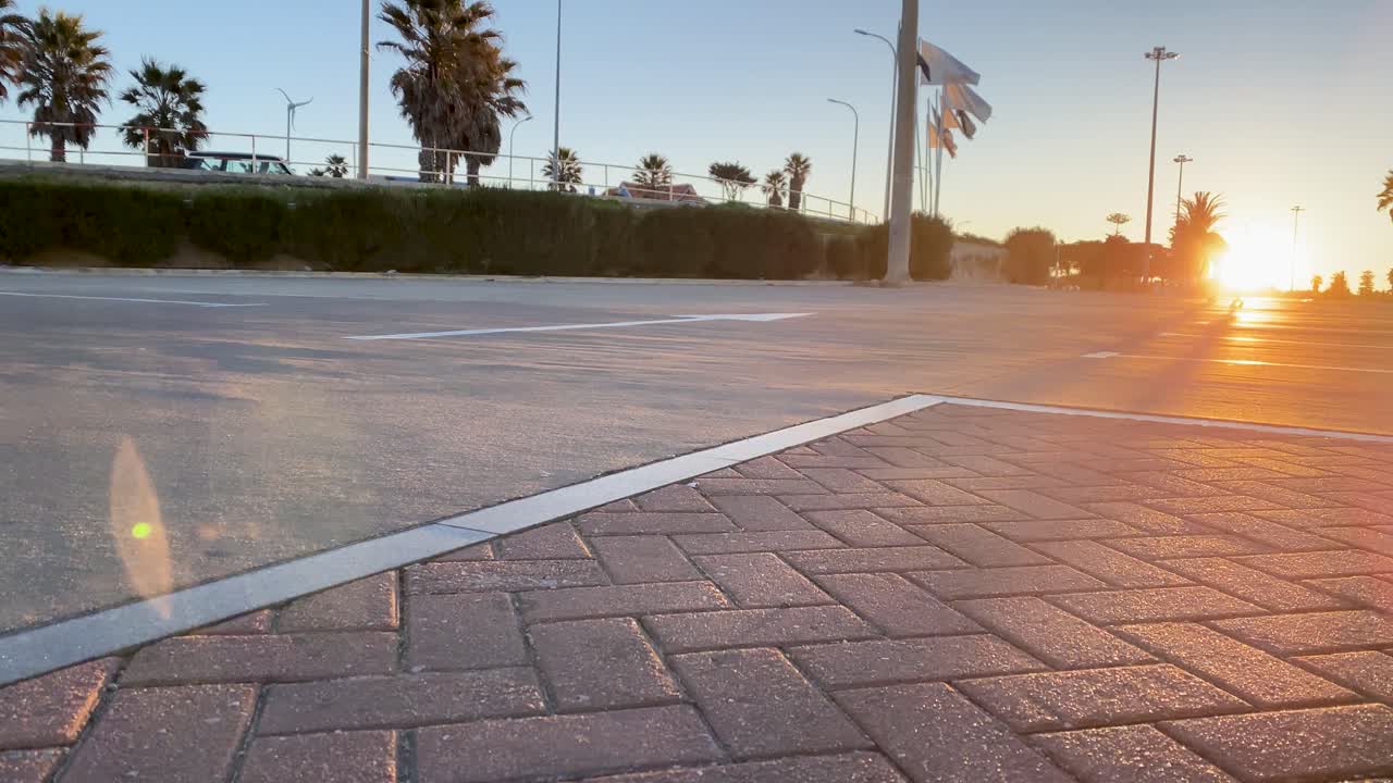 cuando sale el sol, un patinador se desliza por las calles de la ciudad, su silueta atraviesa los rayos dorados, creando un momento electrizante lleno de potencial e inspiración ilimitados.