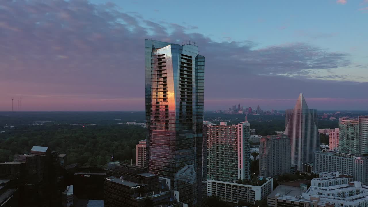 hermoso reflejo del amanecer en un edificio alto en lenox en atlanta, georgia
