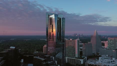 Hermoso-Reflejo-Del-Amanecer-En-Un-Edificio-Alto-En-Lenox-En-Atlanta,-Georgia