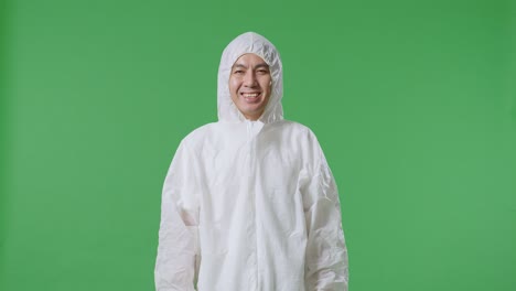 científico masculino asiático sonriendo en el fondo de la pantalla verde