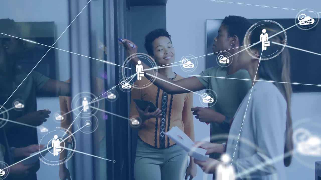 animación de una red de iconos digitales sobre tres mujeres diversas discutiendo sobre una tabla de vidrio en la oficina.