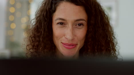mujer, computadora y sonrisa para las redes sociales