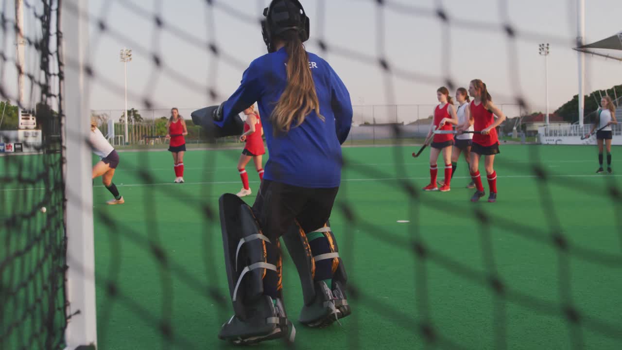 여자 하키 선수 들 이 경기장 에서 뛰고 있다