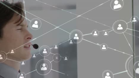 animación de redes de conexiones con iconos sobre empresario usando auriculares de teléfono