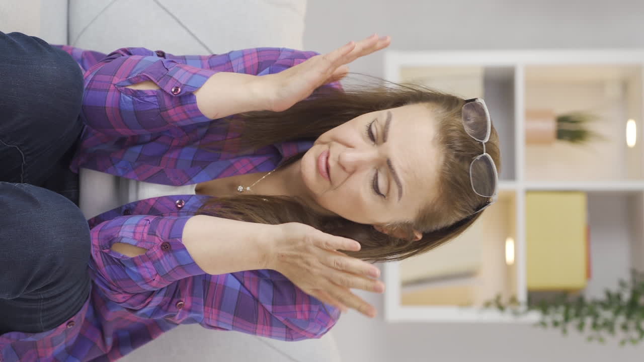 vídeo vertical de una mujer infeliz que piensa.