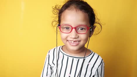 chica sonriente con auriculares y gafas