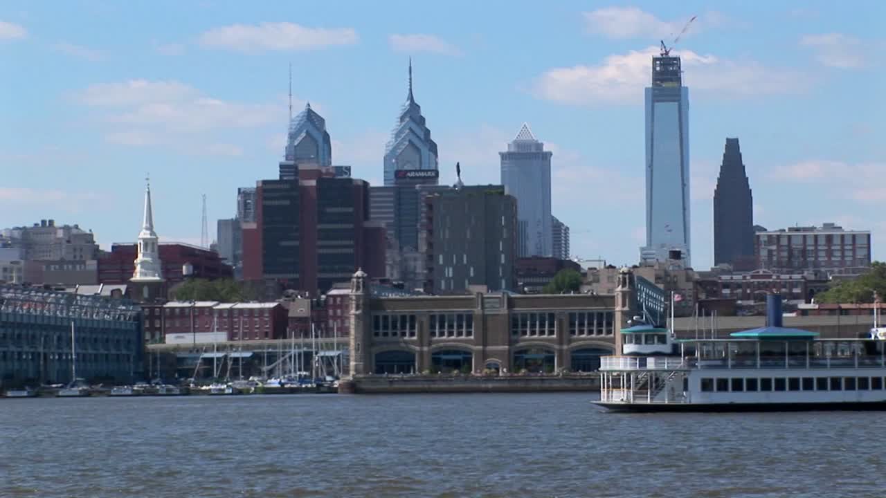 페리는 낮에 필라델피아 펜실베니아를 통과합니다.