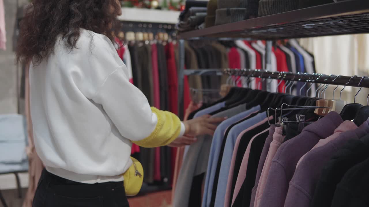 mujer comprando ropa en una tienda de ropa