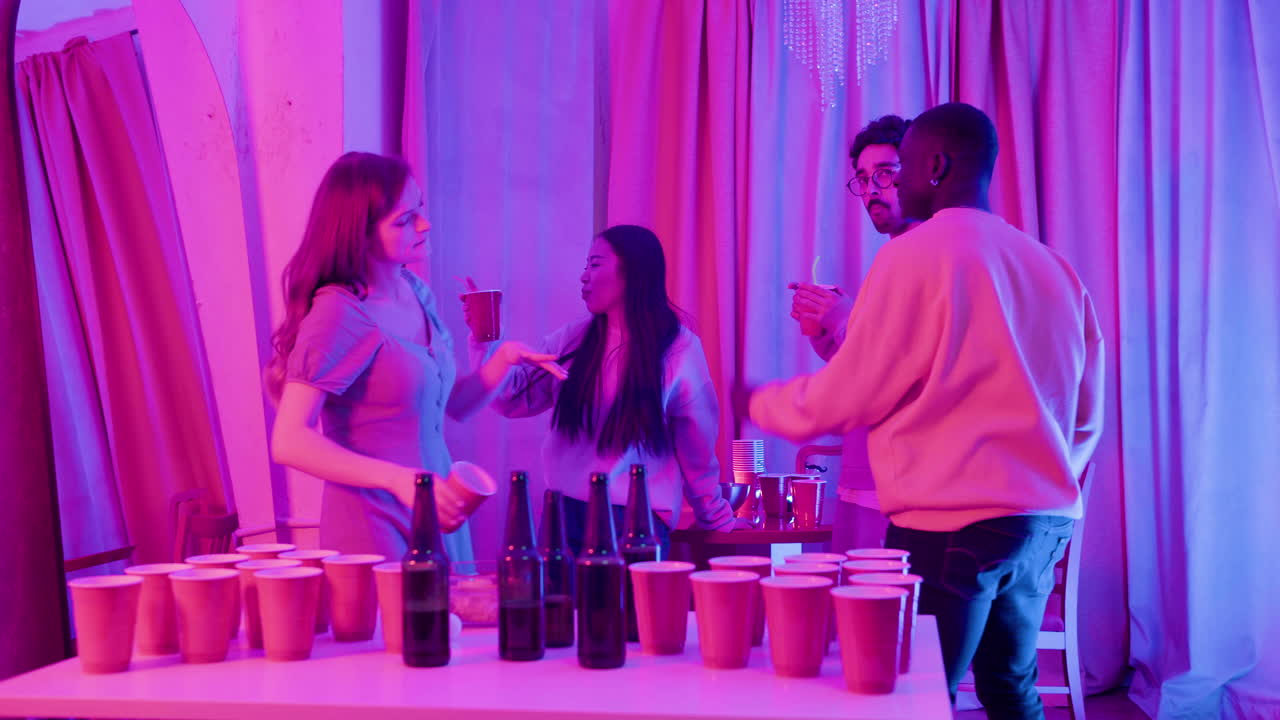 집에서 파티를 하는 동안 행복한 다민족 젊은 친구들이 춤을 추고 즐거운 시간을 보냅니다.