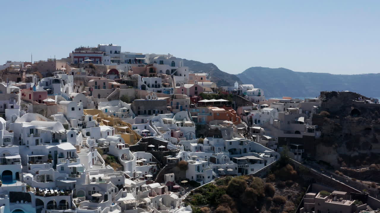 vista panorámica de la ciudad de oia en la isla de santorini, grecia - toma aérea de drones