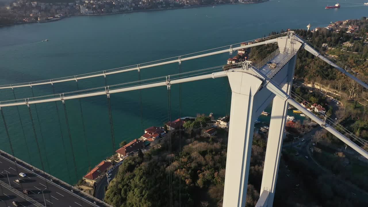 보스포루스의 다리 을 가로지르는 비어있는 항해 선박의 공중 하이퍼 스 - 이스탄불 보스포르스의 파티흐 술탄 메흐메트 다리의 드론 은 해가 뜨면 스 비디오 이스탄불, 이스탄불 지방, 마르마라, 터키 - 중동, 파티히 술탄 메이흐메트 b