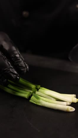 el chef cortando cebollas verdes