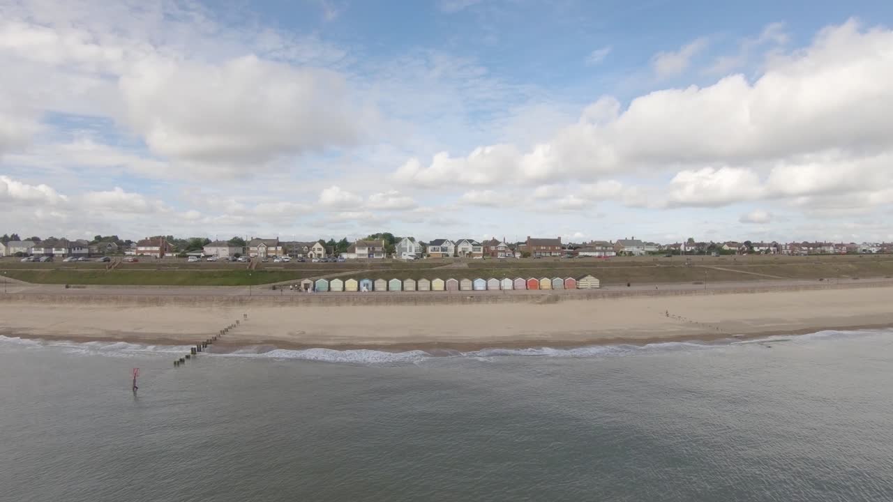 imágenes de drones aéreos de las hermosas cabañas de playa en la costa de gorleston-on-sea, norfolk