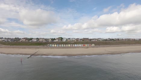 Drohnenaufnahmen-Der-Wunderschönen-Strandhütten-An-Der-Küste-Von-Gorleston-on-Sea,-Norfolk