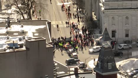 la policía de kingston ontario bloquea las protestas por la libertad con contramanifestantes