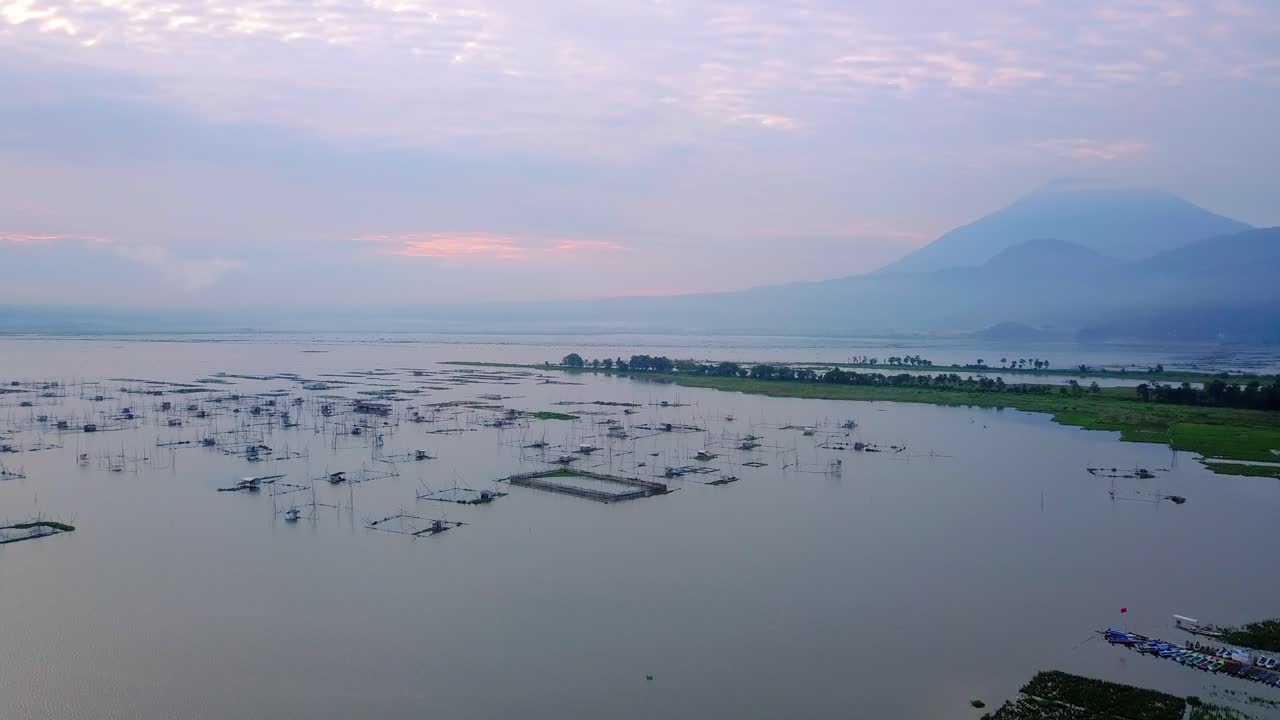 vista aérea de la jaula de peces en el lago