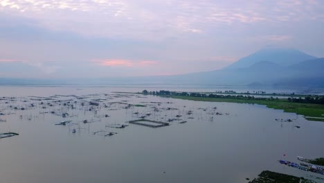 Vista-Aérea-De-La-Jaula-De-Peces-En-El-Lago