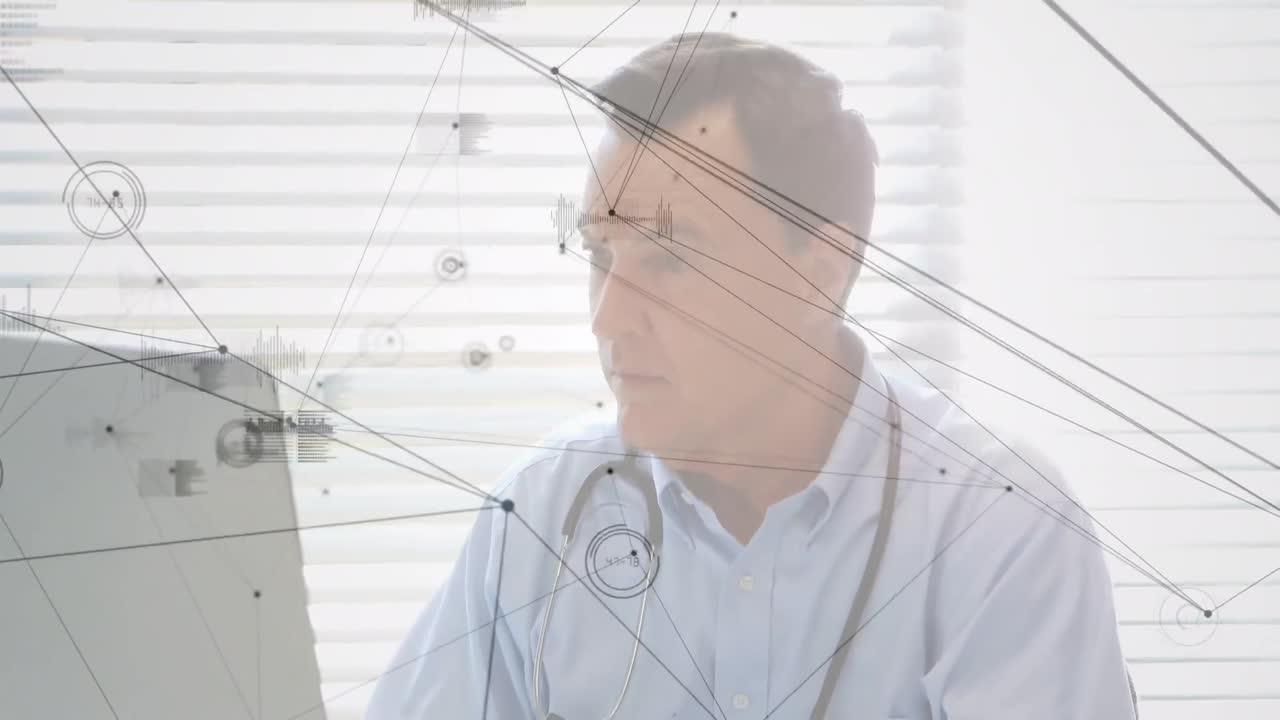 animación de las conexiones a través de un médico caucásico usando una computadora portátil
