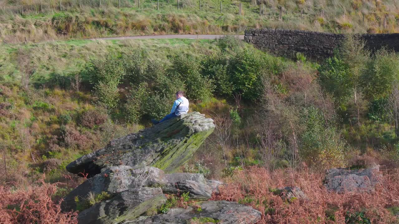 큰 바위 위에 있는 어린아이, 깊은 반사에