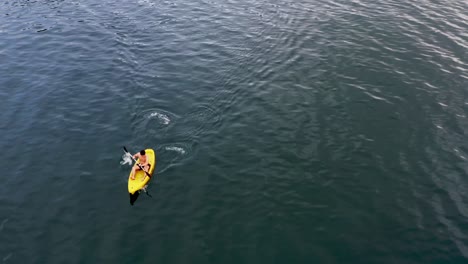 Hombre-Medio-Desnudo-En-Kayak-En-El-Océano-Sereno-En-La-Isla-De-San-Pablo,-Leite-Del-Sur,-Hinungan,-Filipinas