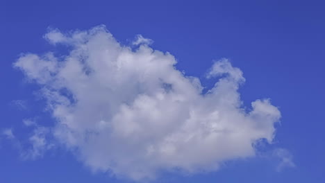 lapso de tiempo de una nube densa moviéndose en el cielo azul marino