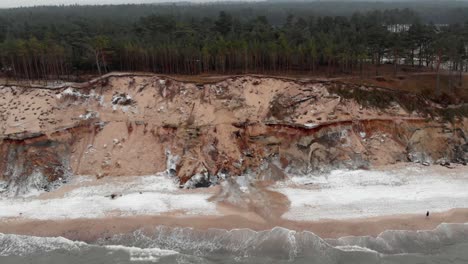 toma aérea de olas rompiendo en la playa de arena de ustka en invierno