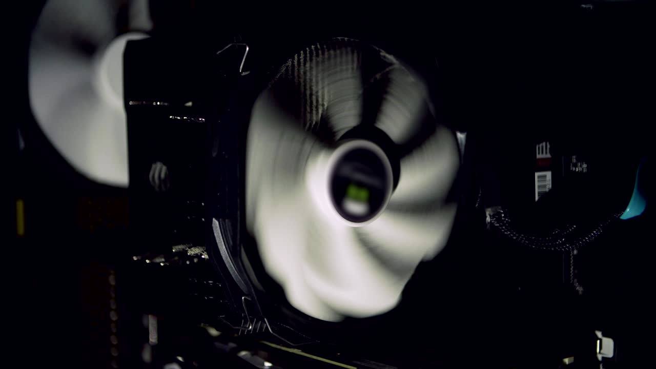 el ventilador blanco de la computadora se enfría, la computadora oscura y polvorienta se detiene.