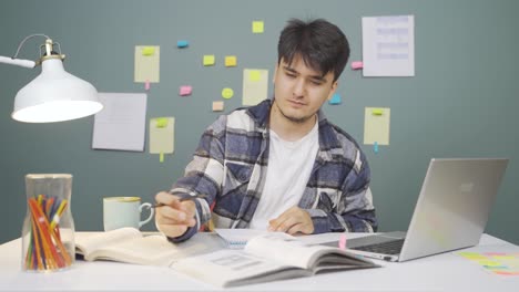 Glücklicher-Und-Zufriedener-Männlicher-Student.