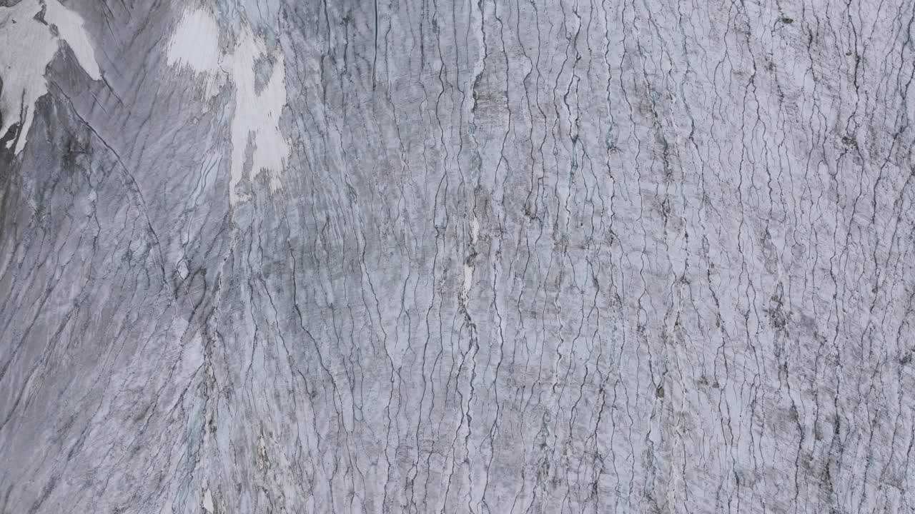 빙하 표면. 위에서 아래로 공전하는