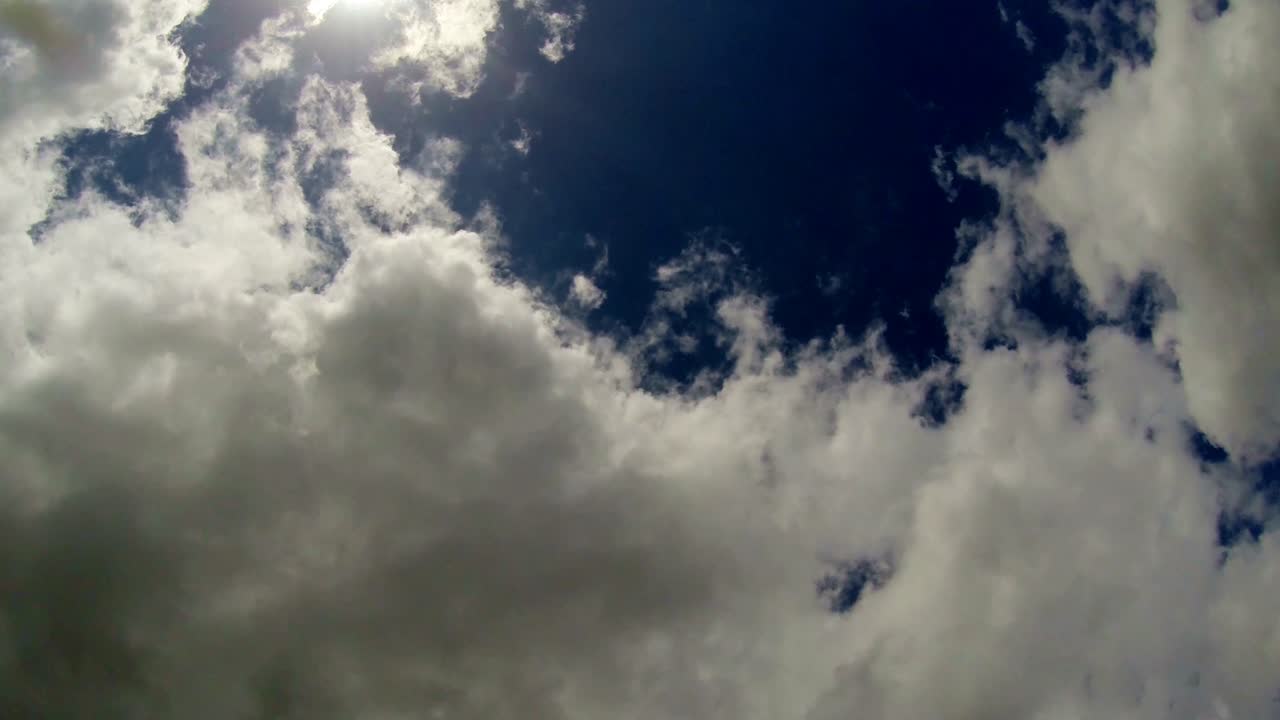 lapso de tiempo de los rayos del sol brillando a través de las nubes