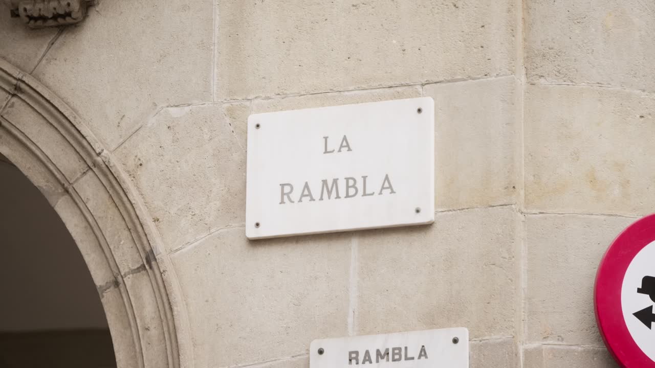 오래 된 건물 벽에 la rambla 거리 간판, 보기를 공개