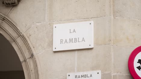 el letrero de la calle rambla en la pared del edificio antiguo, revela la vista