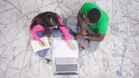 Jóvenes-Estudiantes-De-Arquitectura-Multiétnicos-Trabajando-En-Sus-Diseños.