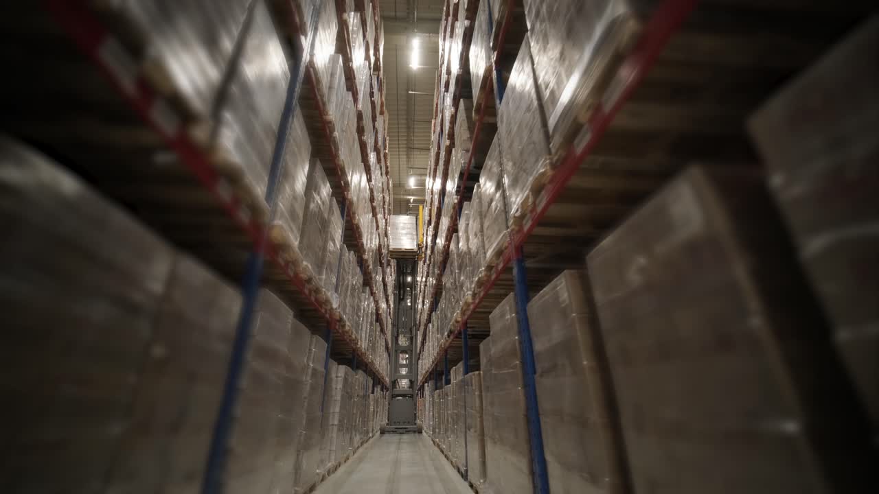 almacén de trabajo, sin personas en stock, un gran almacén moderno