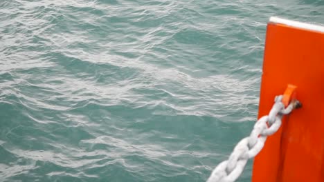 las olas del océano y la barandilla de un barco