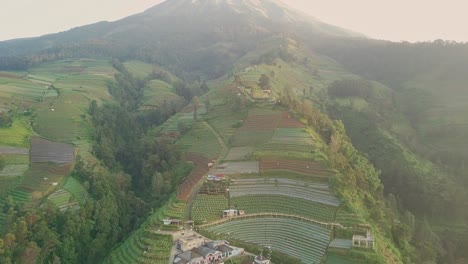 nepal van java pequeño pueblo en la ladera del monte sumbing, indonesia