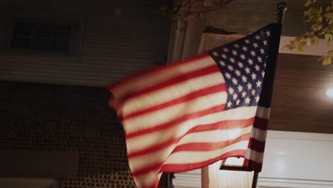 El-Viento-Ondea-La-Bandera-Americana-En-El-Edificio.-La-Linterna-Lo-Ilumina