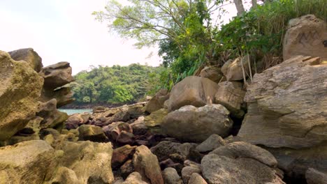 Zu-Fuß-über-Felsen-Am-Strand-Von-Angra-Dos-Reis