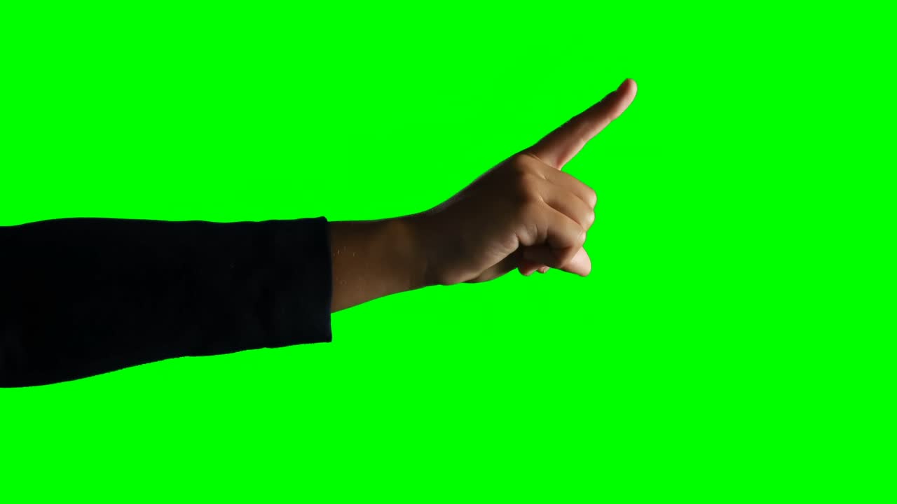 persona haciendo un gesto de la mano contra el fondo de la pantalla verde